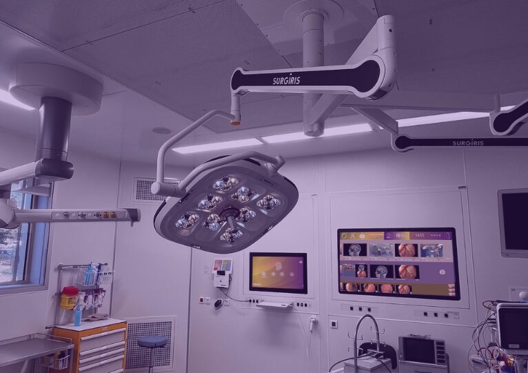 Bloc opératoire vétérinaire équipé de l’éclairage EPURE Surgiris avec intégration vidéo