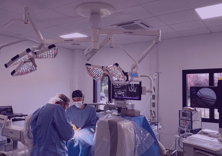 Éclairage chirurgical XMT Surgiris en bloc opératoire vétérinaire