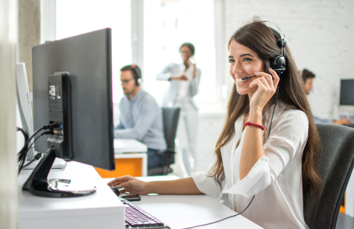 Conseillère du service client Surgiris au téléphone avec un casque