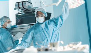 Chirurgiens en bloc opératoire utilisant des solutions Surgiris