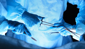 Chirurgiens se transmettant un instrument chirurgical, symbole des valeurs de collaboration et de confiance