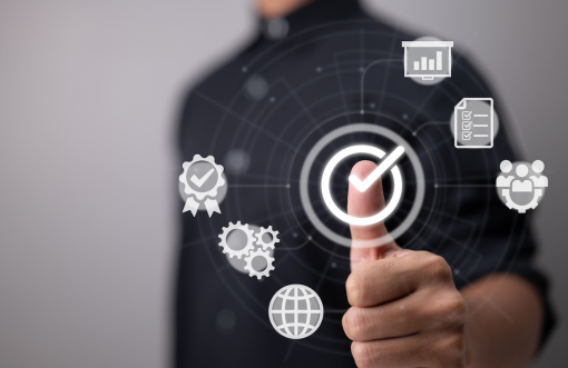 Homme avec un pouce levé entouré d’icônes illustrant l’écoute et la satisfaction client